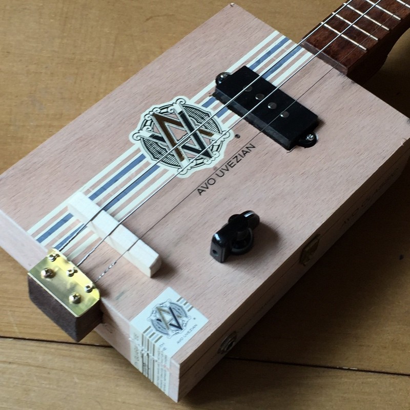 micro guitare 3 cordes