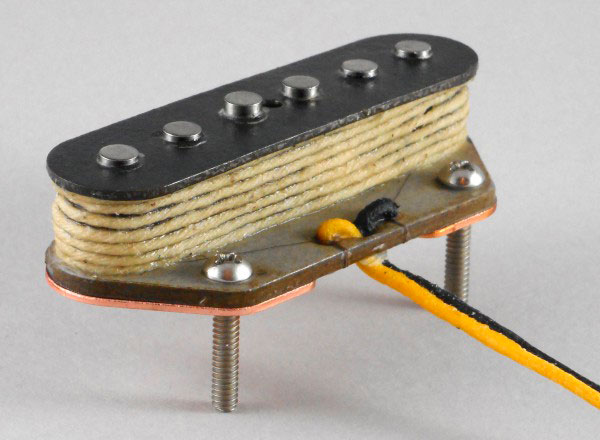 micro guitare bobine main