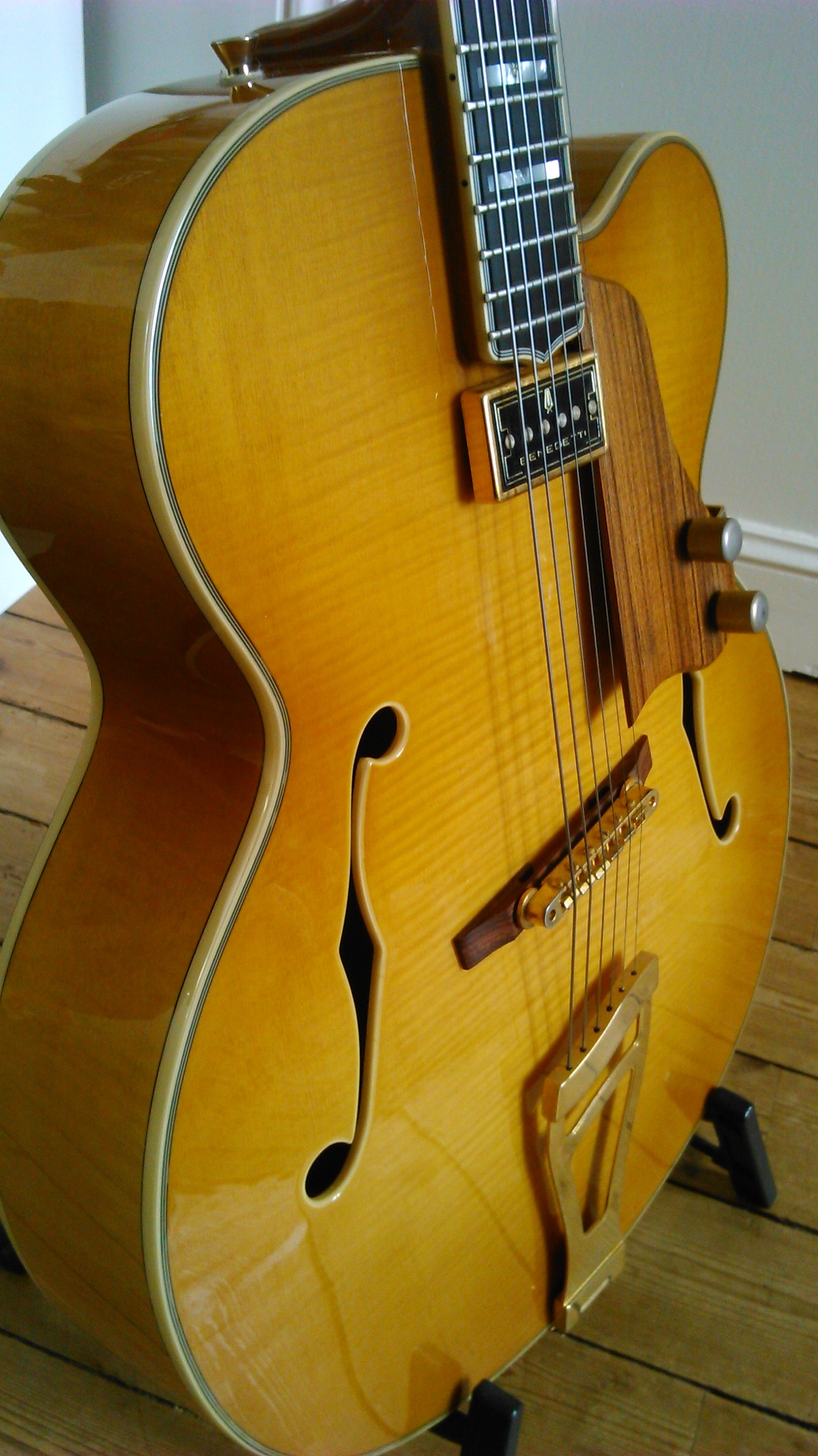 micro guitare jazz flottant