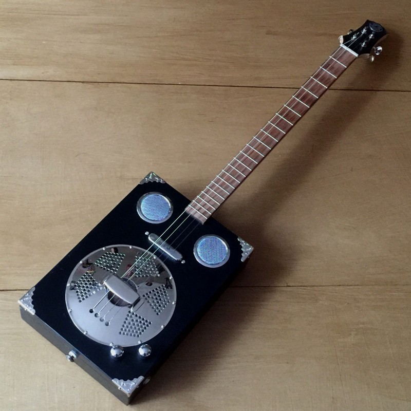 micro guitare resonateur